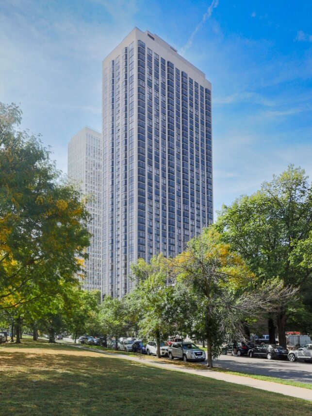 Gorgeous high-floor 2BED/2BATH corner unit in premier East Lincoln Park high-amenity building. Breathtaking views of the lake, sunsets & city lights from floor-to-ceiling windows. Stunning and spacious living room and dining room with neutral color; hardwood floors in foyer & kitchen; Downsview cabinetry; granite counters with eat-in corner; generous closets; updated bathroom tiles; freshly painted throughout the unit.  Common area amenities includes indoor pool, fitness center, saunas, party room, east and west sun decks, work space/lounge, 24/7 door man, resident engineer on site, resident garden boxes, etc. Walkable convenient location to the lake, stores, parks, and public transportation.