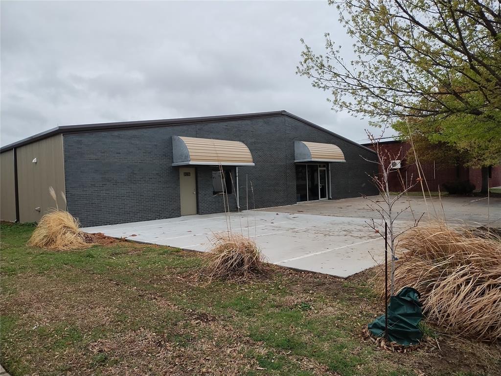 Brand new 3600 square foot office/warehouse with an ADA bathroom, heating available, 200 AMP electrical(could possibly get 3 phase if needed),  12X14 overhead door with 12 foot eave height up to 19 feet. Great for an office warehouse, internet business, gym, electrician/heat and air/plumbing business,  or any other type business.  $2500 per month.  Listing broker is an owner of this building with license #071687.Most likely will have the next door unit available which is an additional 3600 square feet. The space does not currently have ch/a but owner will work with a tenant as needed for build out and ch/a depending on the lease terms.