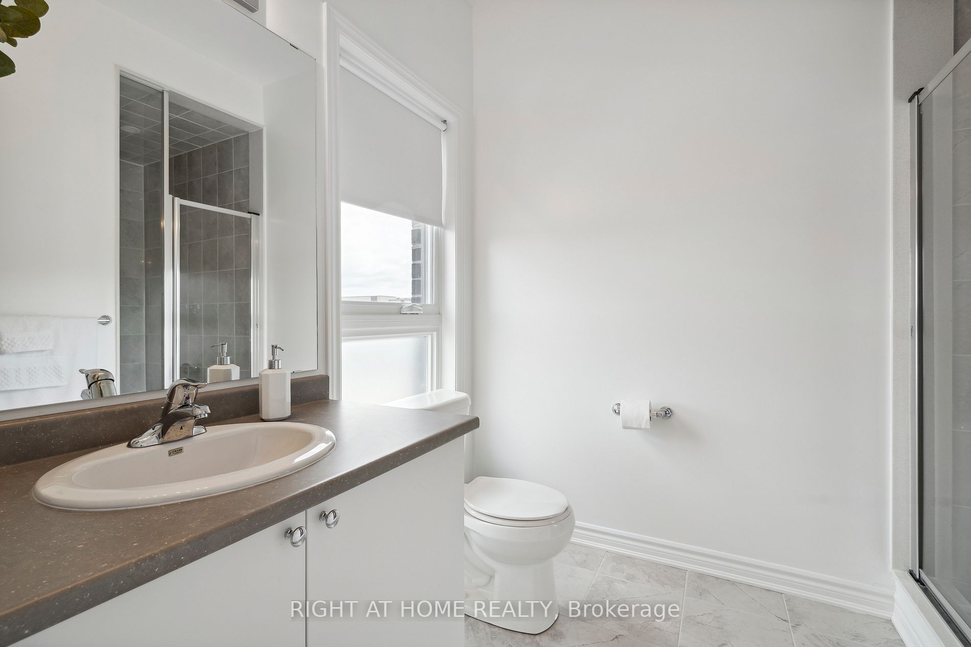 2495 Littlefield Cres
