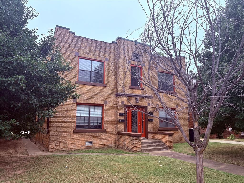 Step into the charm of a vintage one-bedroom apartment located just minutes from downtown OKC. This inviting space offers central heat and air for year-round comfort, a fully equipped kitchen with appliances included, and the convenience of an in-unit washer and dryer. With its classic character and unbeatable location near shopping, dining, and entertainment, this apartment is the perfect blend of old-world charm and modern comfort.*Actual unit will differ slightly from photos*