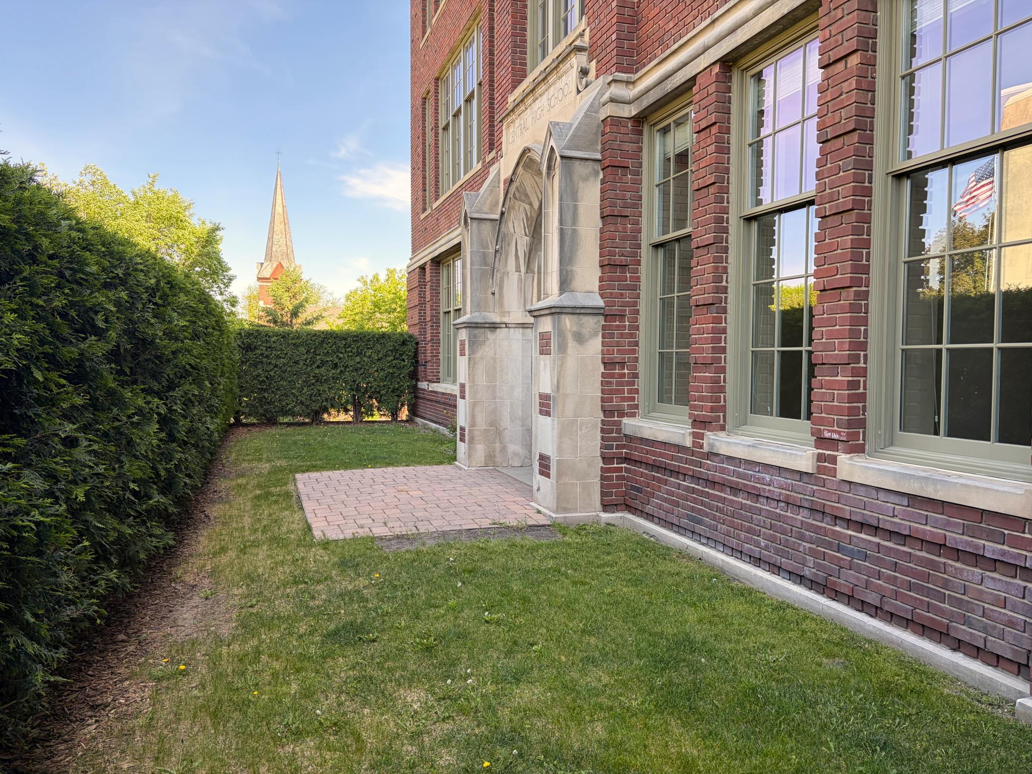 523 East Avenue 102