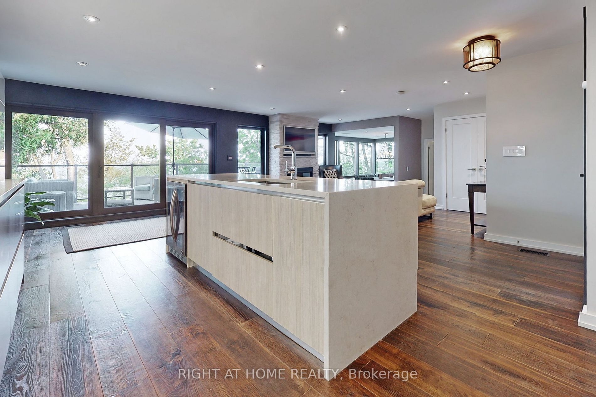 868 Danforth Pl