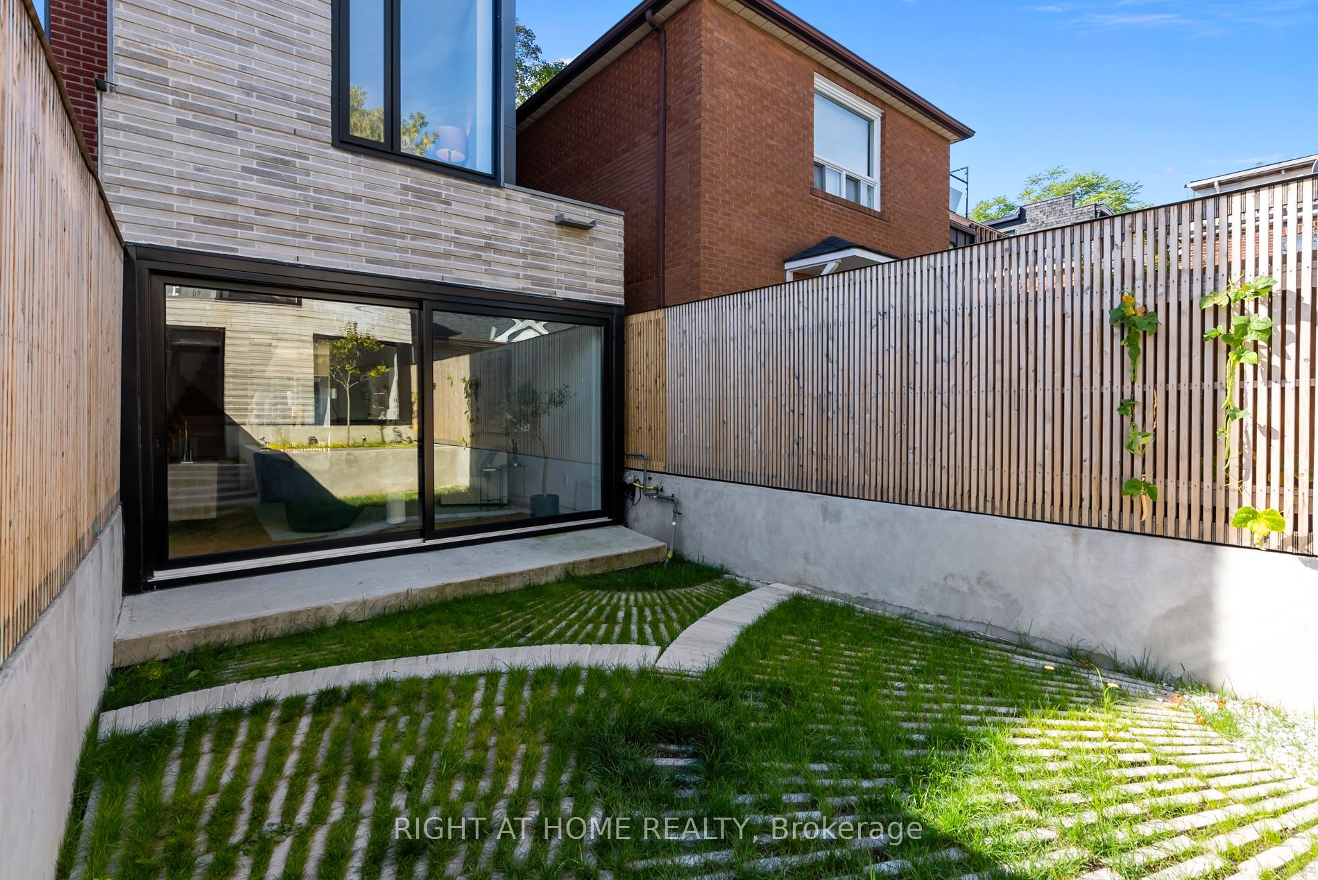 44 Foxley St