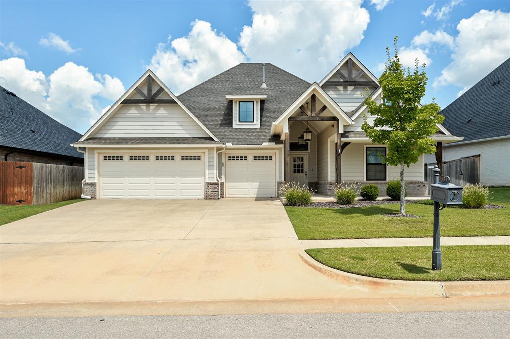 CONTINGENCY CONTRACT IN PLACE WITH KICK-OUT CLAUSE.
WELCOME TO ONE OF THE MOST DESIRED NEIGHBORHOODS IN EDMOND! THIS IS A BEAUTIFUL LACY MODEL HOME IN RUSHBROOK!! VAULTED CEILING IN LIVING ROOM, LOTS OF NATURAL LIGHT, OPEN FLOOR PLAN FOR ENTERTAINING! LARGE DINING, LARGE ISLAND, COVERED BACK PORCH! WALK IN CLOSET WITH ACCESS TO THE LAUNDRY! FRIENDLY COMMUNITY, POOL, SPLASH PAD, AND TWO PLAYGROUND AREAS. THIS WONT LAST LONG!!