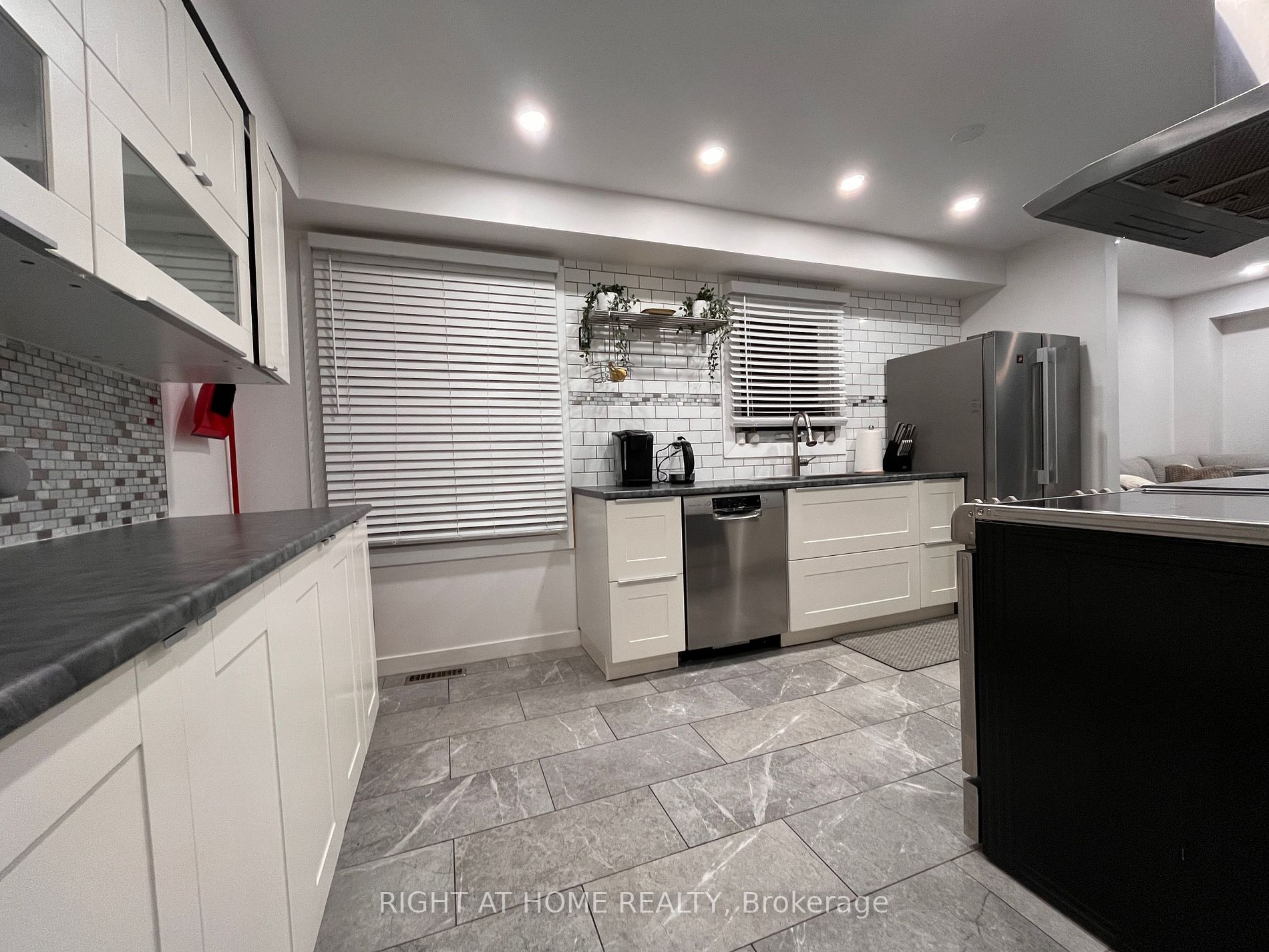 70 Fairmeadow Pl Upper