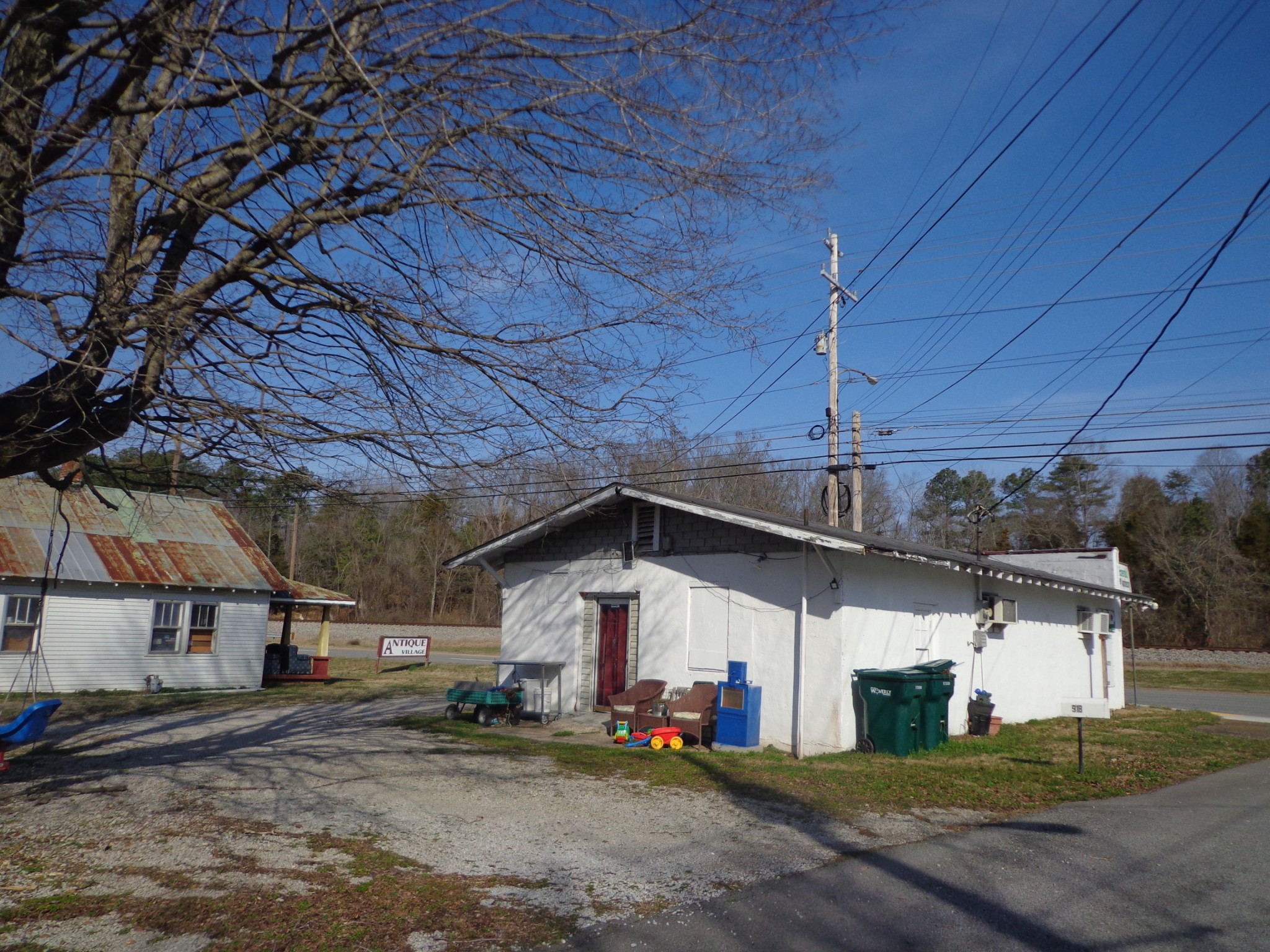 918 E Main St