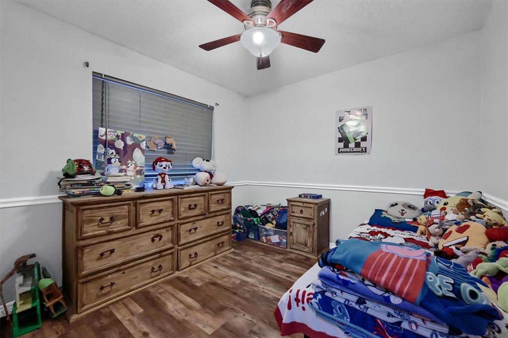 1933 Lakeview Circle