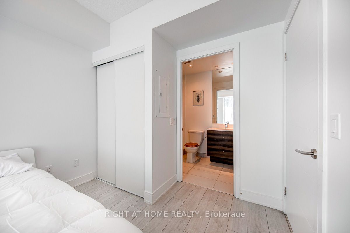 525 W Adelaide St 932