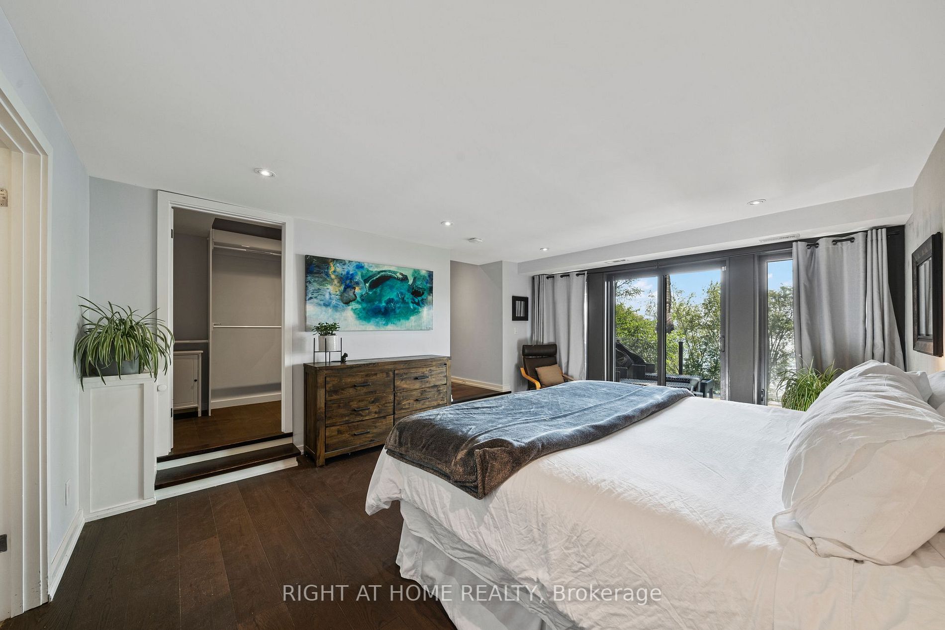 868 Danforth Pl