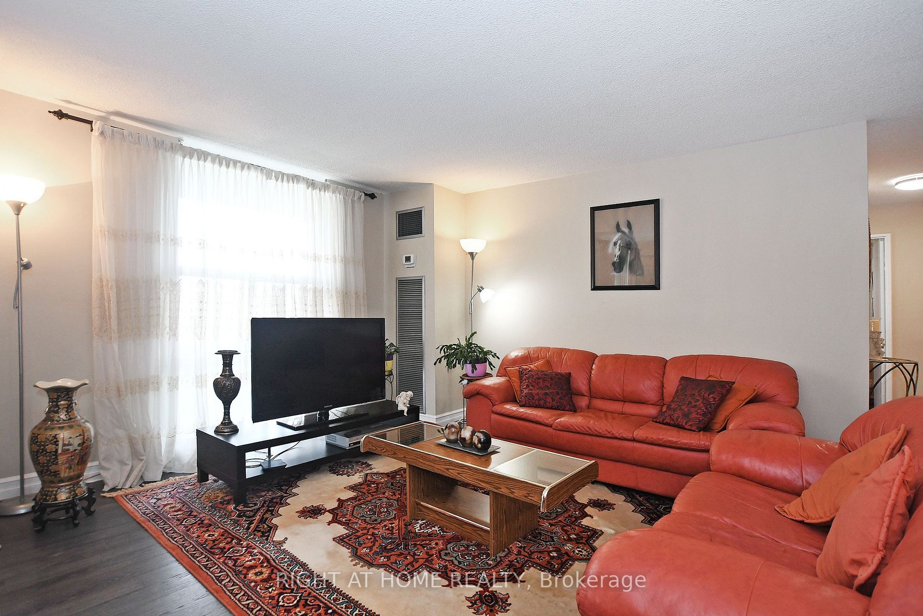 60 Inverlochy Blvd 806