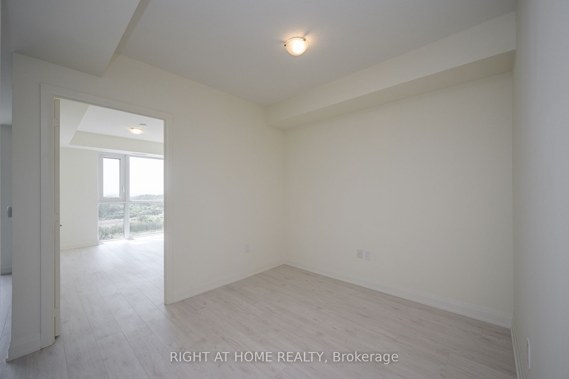 509 W Dundas St 605