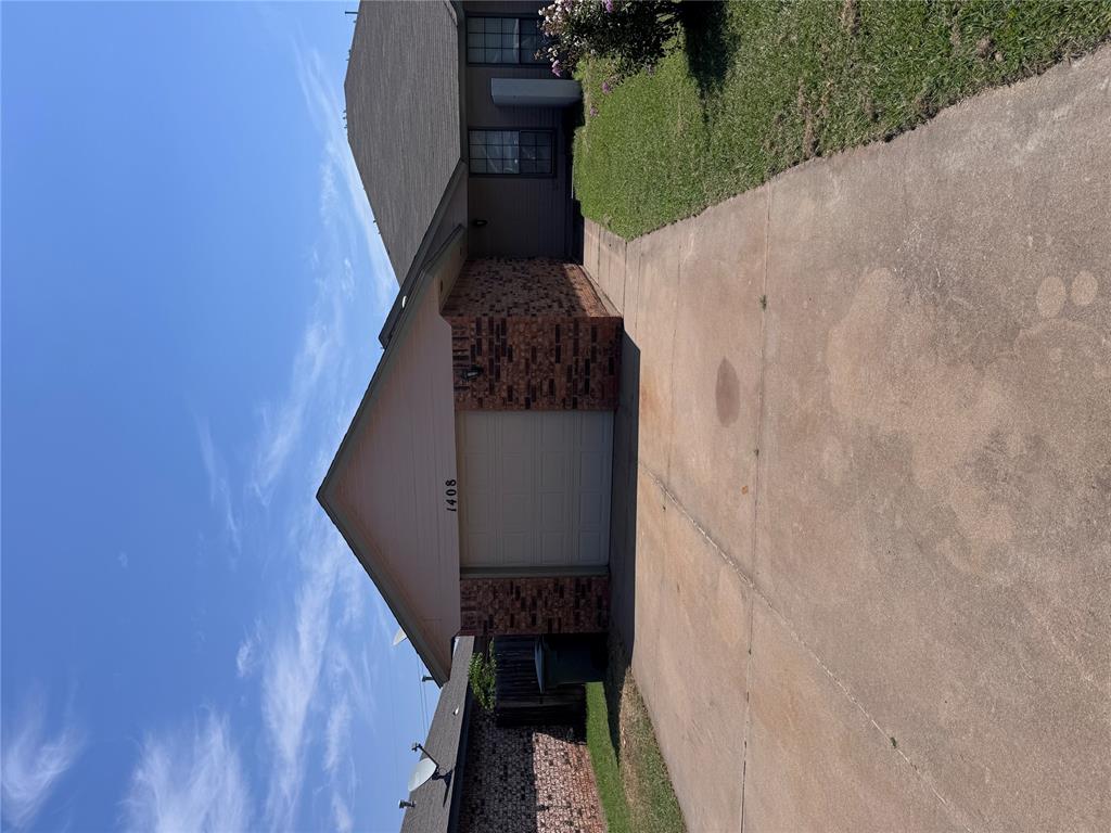 2 bedroom 2 bathroom Duplex For Rent! Bills are not included; Spacious living areas, walk-in closets, fenced backyard, and more! NO pets, 6 Month lease only.