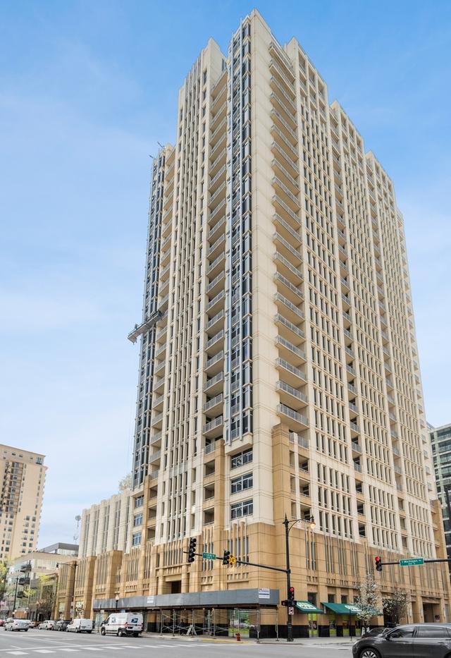 Available NOW, currently empty. Fabulous 1BR / 1BA + home office/den! Great set up for an extra private space or simple home office! Home with nice with light, this unit offers outdoor space and north view. This loft-style condo features 10' ceilings. Washer/dryer in unit. Building offers a 24-hour door person, and parking options are available , fantastic pool, (sun all day) fitness center in the basement, convenience store on the 1st floor, door person building.