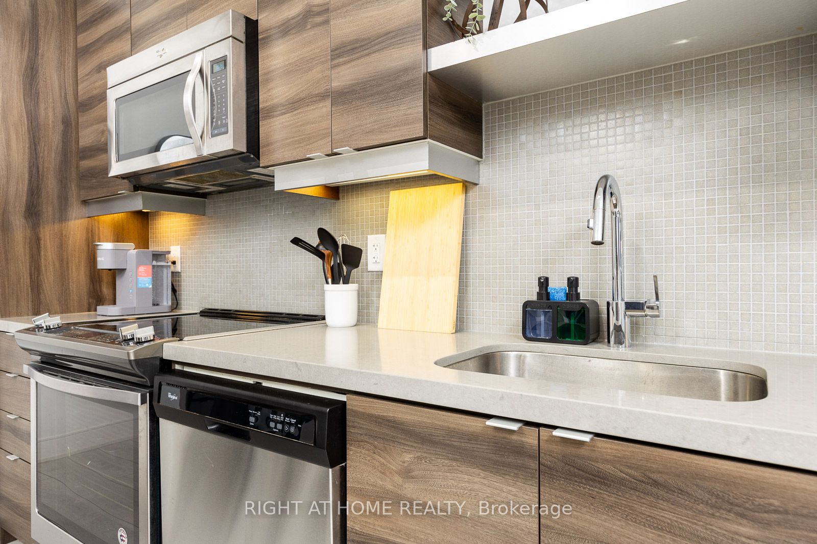 525 W Adelaide St 932