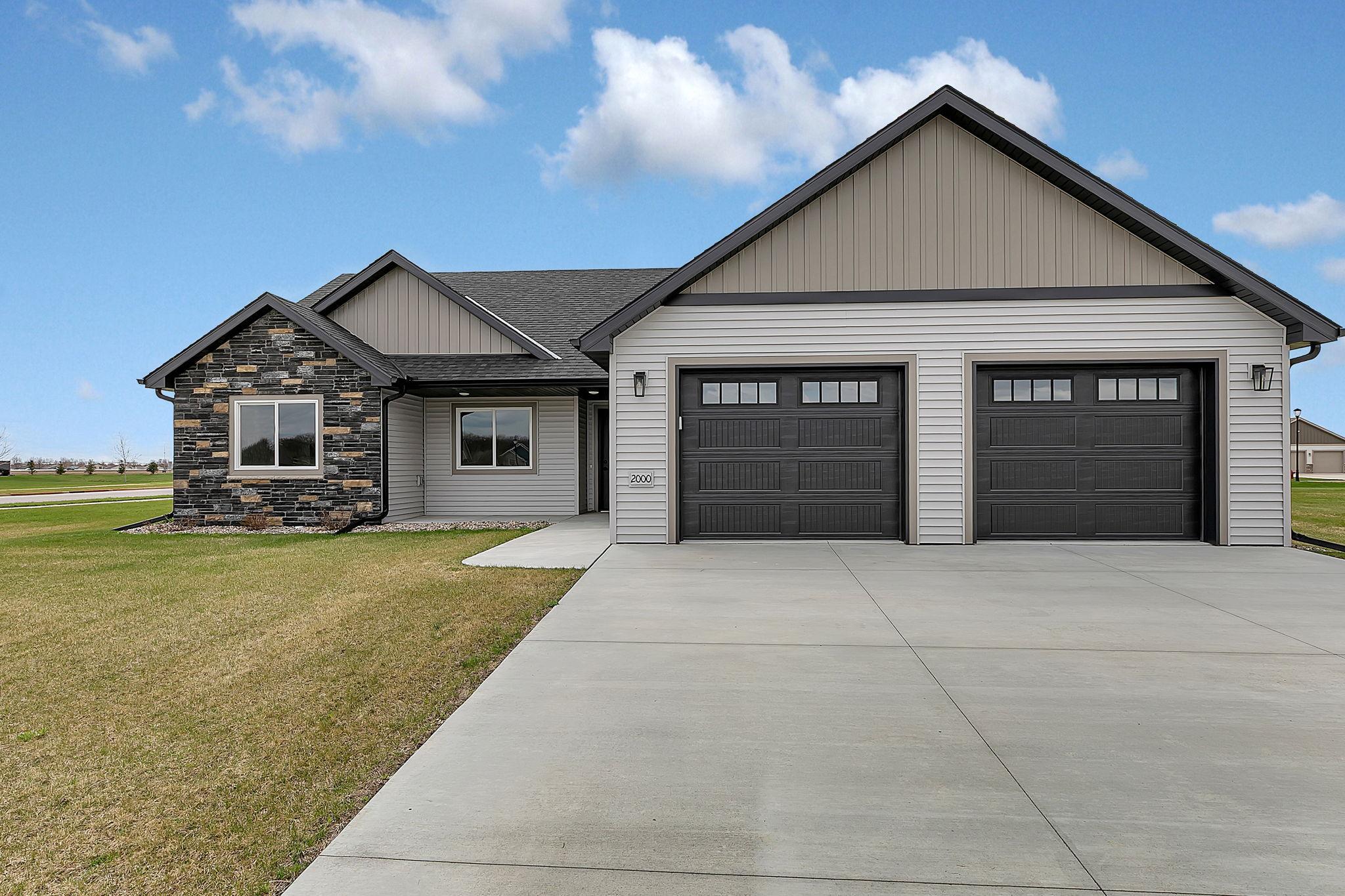 2000 Sandstone Loop N