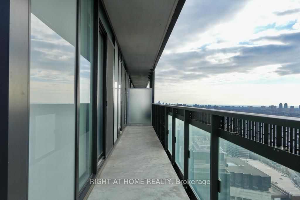 8 E Eglinton Ave 2705