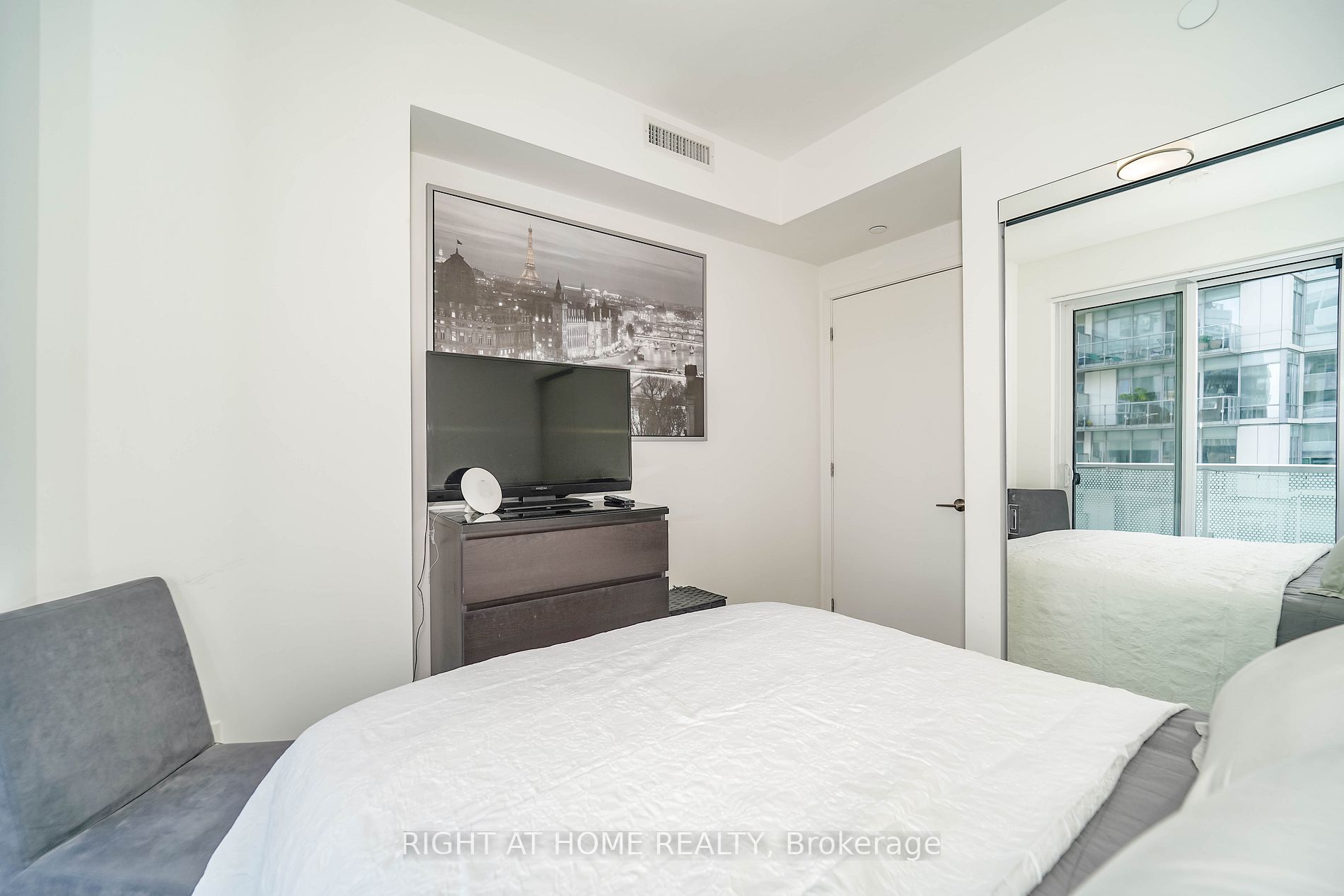 15 E Queens Quay 707