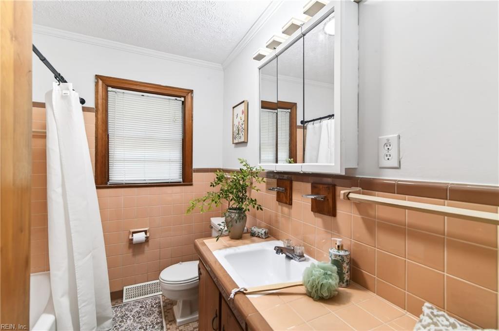 2 Larchmont Crescent