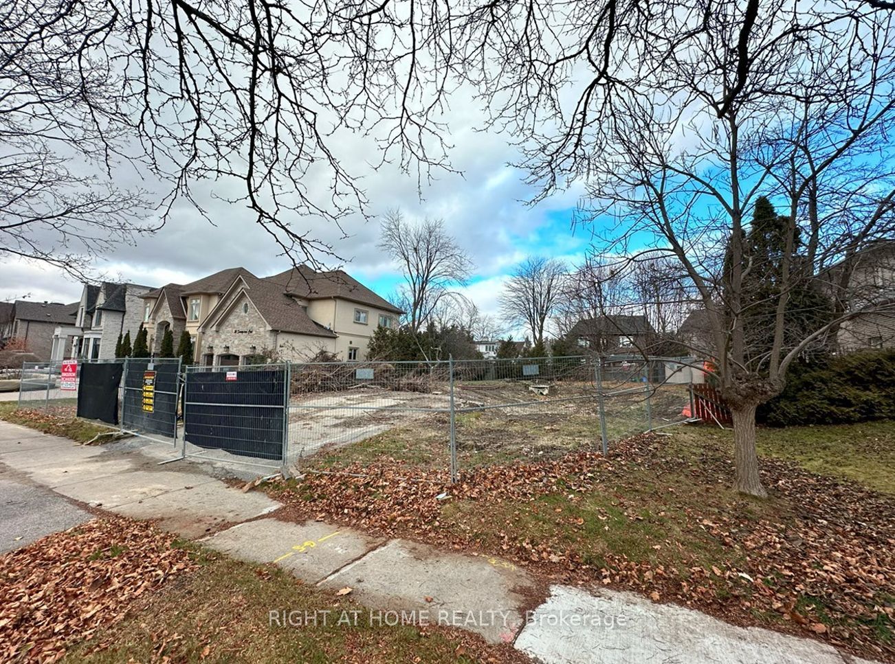 24 Sunnywood Cres
