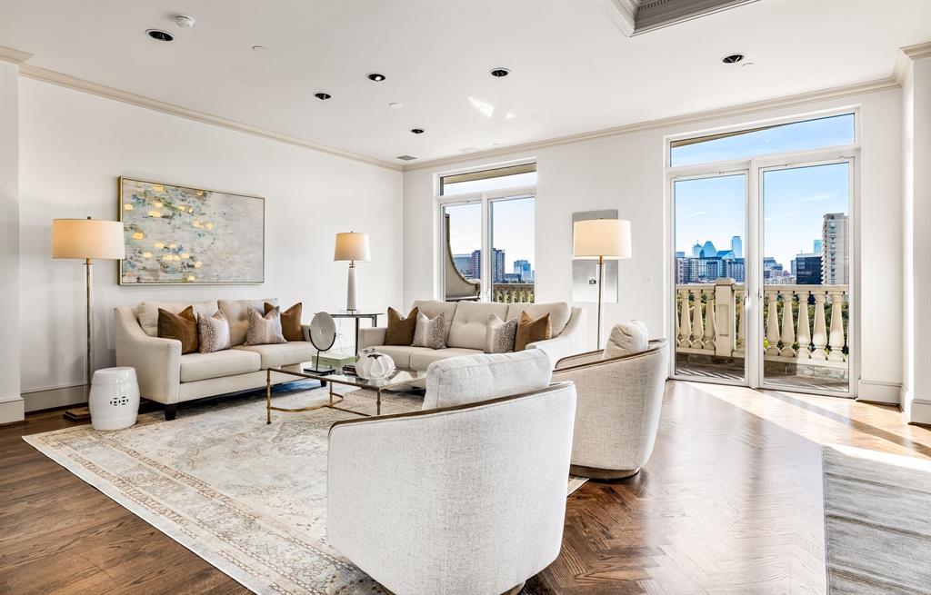 Living room featuring crown molding and a skyline view