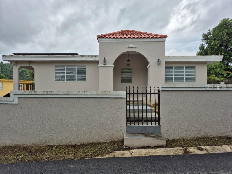 Nestled in one of Bayamón’s most desirable neighborhoods, this inviting home combines comfort, style, and convenience. Featuring three spacious bedrooms and two full bathrooms, the property offers an open-concept living and dining area filled with natural light. The modern kitchen is equipped with sleek cabinetry and ample counter space—perfect for everyday cooking or entertaining guests.
Step outside to a private patio and landscaped yard, ideal for family gatherings or relaxing evenings. The home also includes covered parking, a laundry area, and energy-efficient features. Conveniently located near schools, shopping centers, restaurants, and major highways, this property provides easy access to everything Bayamón has while maintaining a peaceful, residential atmosphere.
Whether you’re a first-time buyer or looking to upgrade, this home is a wonderful opportunity to enjoy comfortable living in the heart of Bayamón.