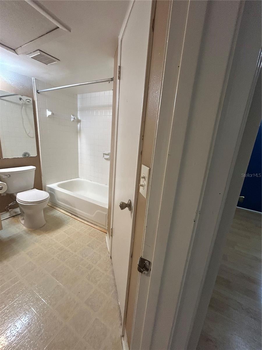 380 Lakepointe Drive 202