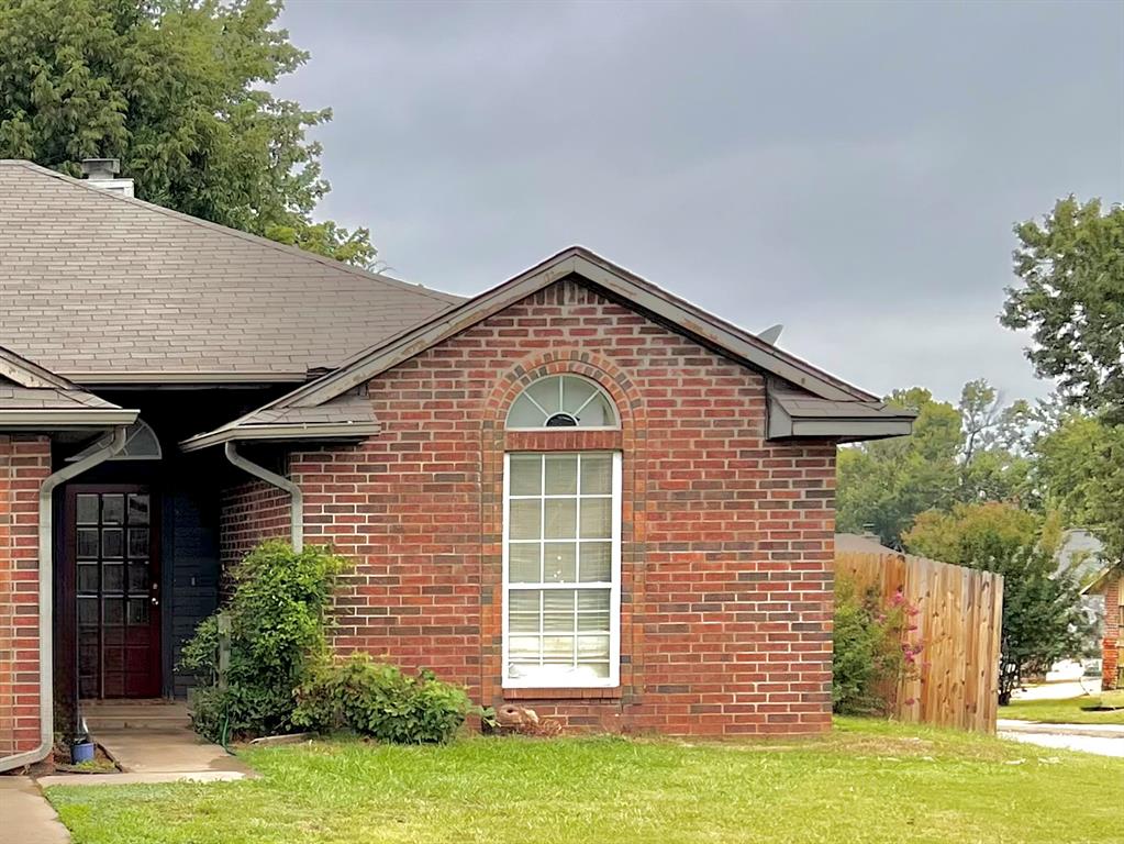 Edmond Home Near UCO!
This home is currently tenant-occupied. Please provide a minimum of 48 hours' notice for all showing requests. The seller holds an inactive real estate license and is related to the broker.