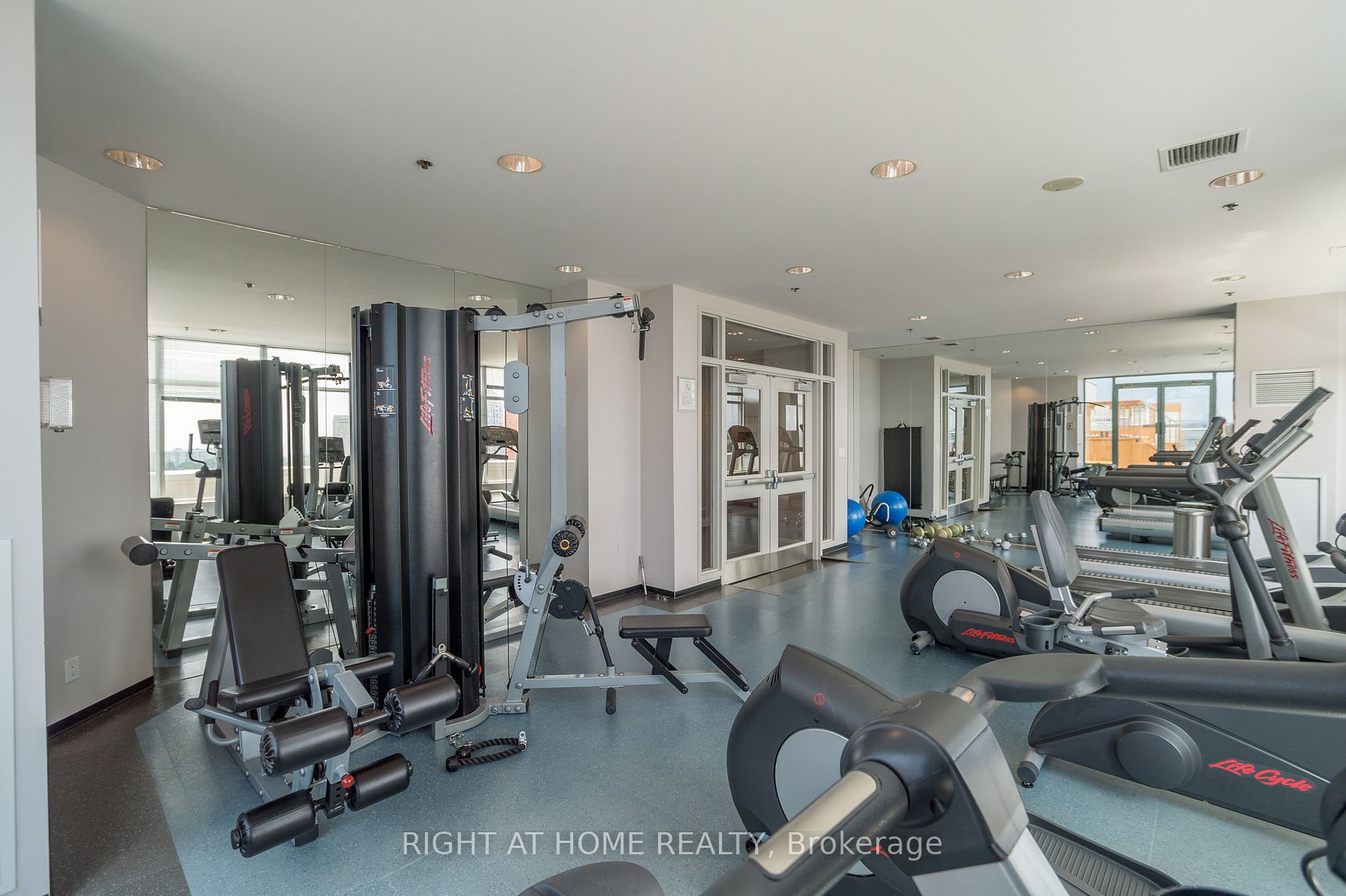 200 Manitoba St 424