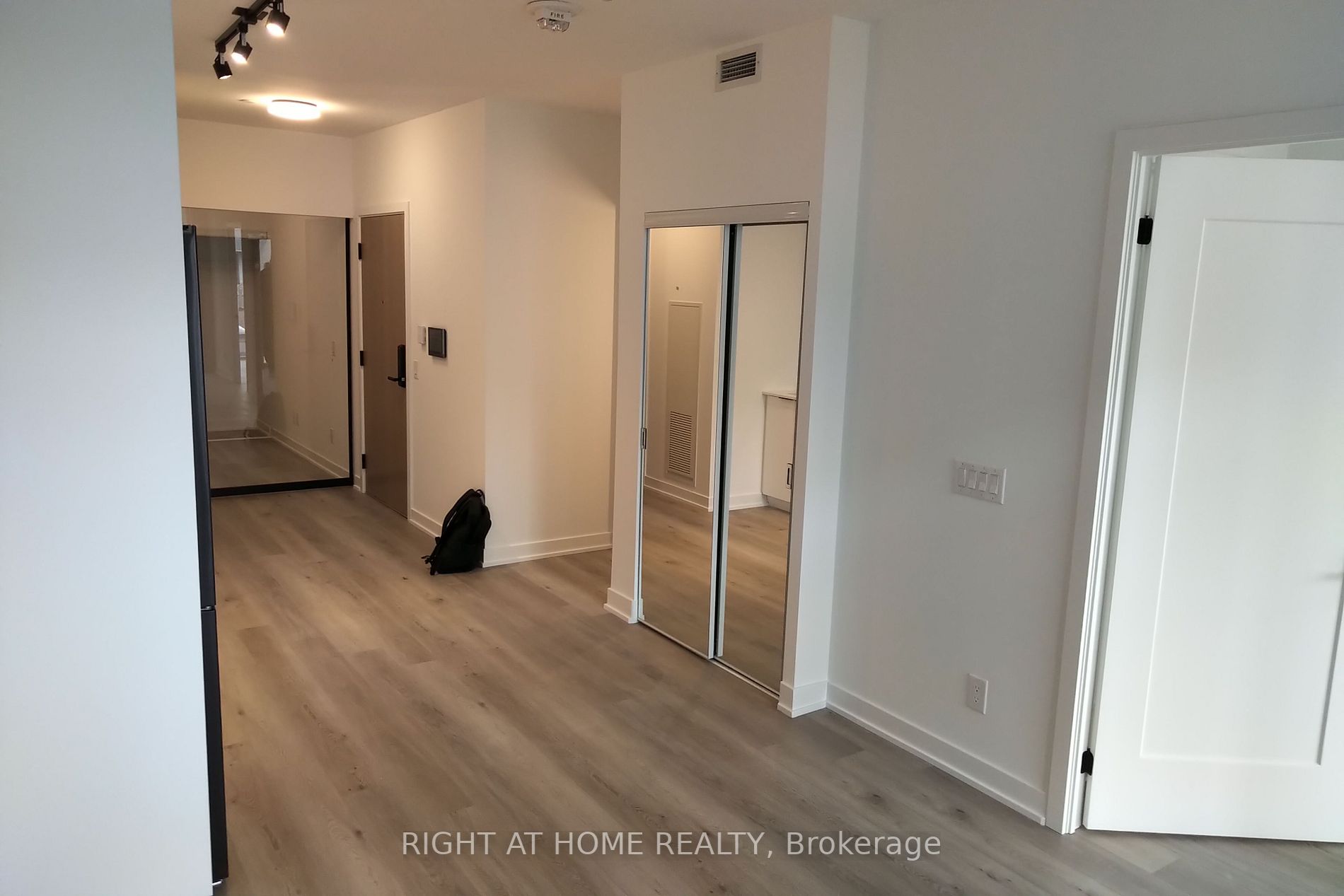 5 Defries St 422