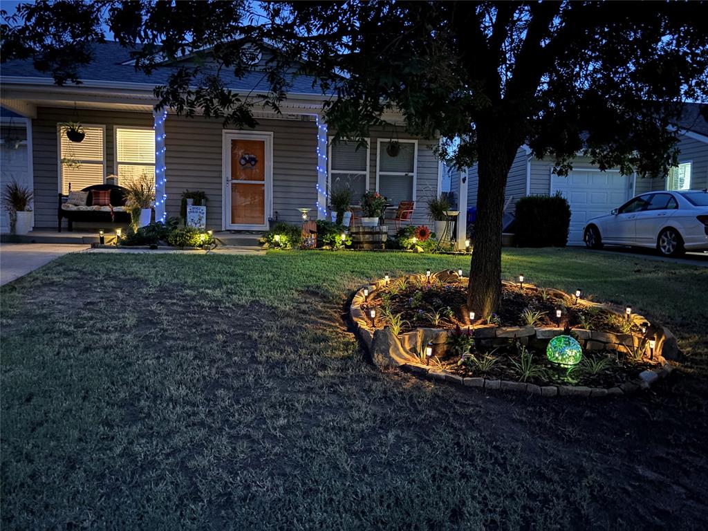 Start the New Year in this gem! 2 bed 1 1/2 bath nestled in this quiet neighborhood and close to all the amenities. You will love how spacious and airy this home is so much natural light and lots of storage. Large walk-in closet in master bedroom. Matching stainless steel 4 piece appliances in the kitchen.  Neighborhood park close by. Don't pass this one up!