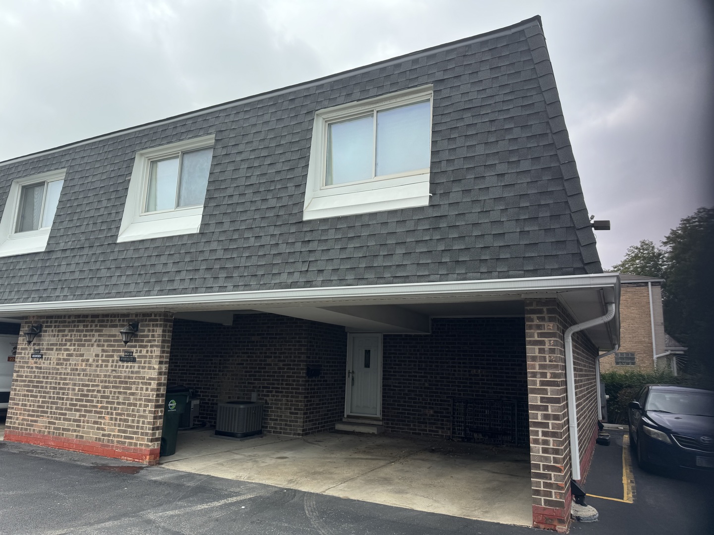 REHAB OPPORTUNITY!  RARE END UNIT IN CHESTERFIELD OFFERS THREE LARGE BEDROOMS AND 2.5 BATH.  BASEMENT.  PRIVATE PATIO OFF KITCHEN.  NEEDS EXTENSIVE INTERIOR UPDATING.  ESTATE SALE AND SOLD AS-IS.