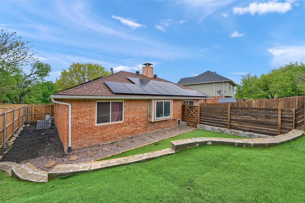 1933 Lakeview Circle