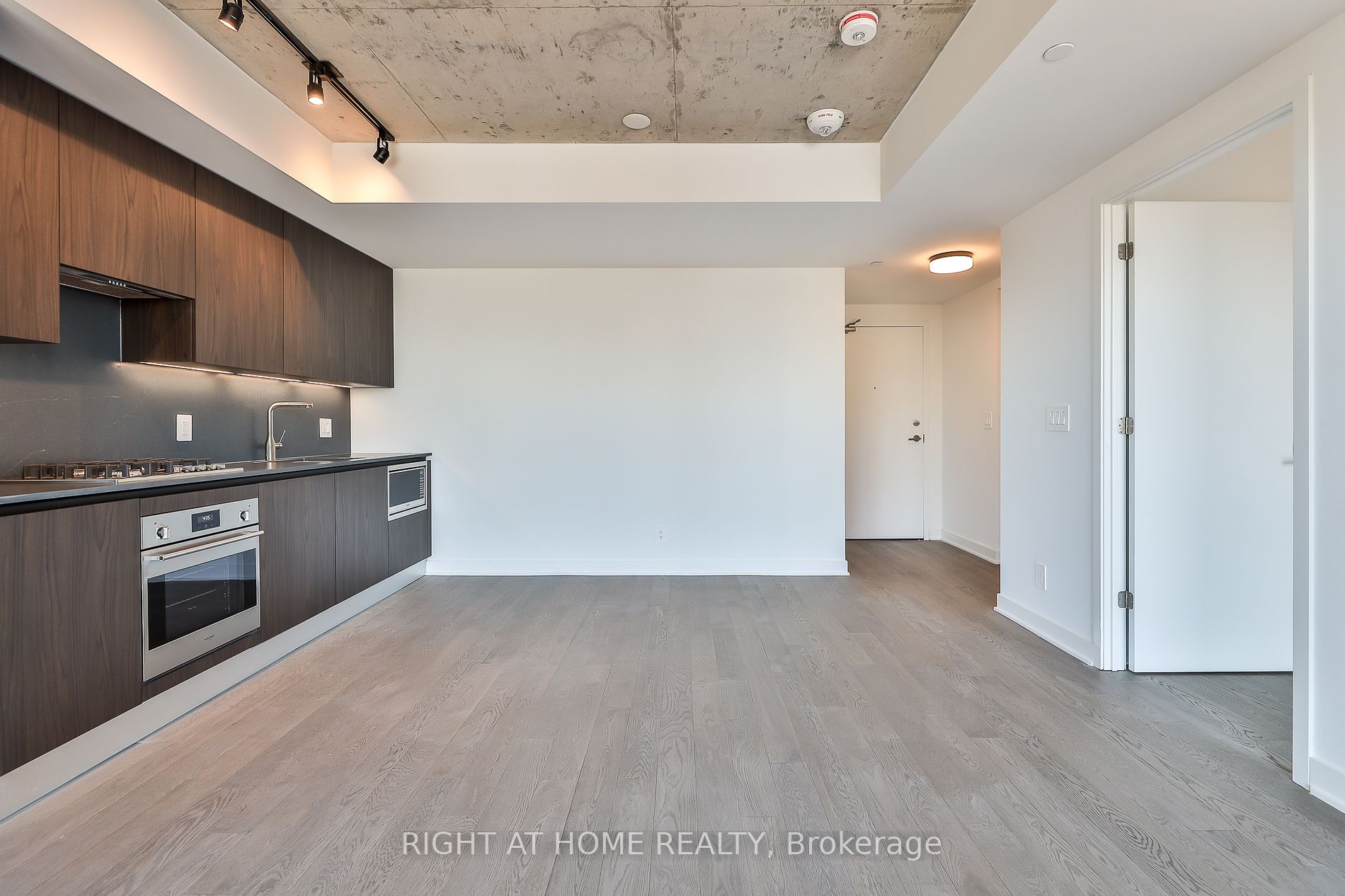 2720 W Dundas St 509
