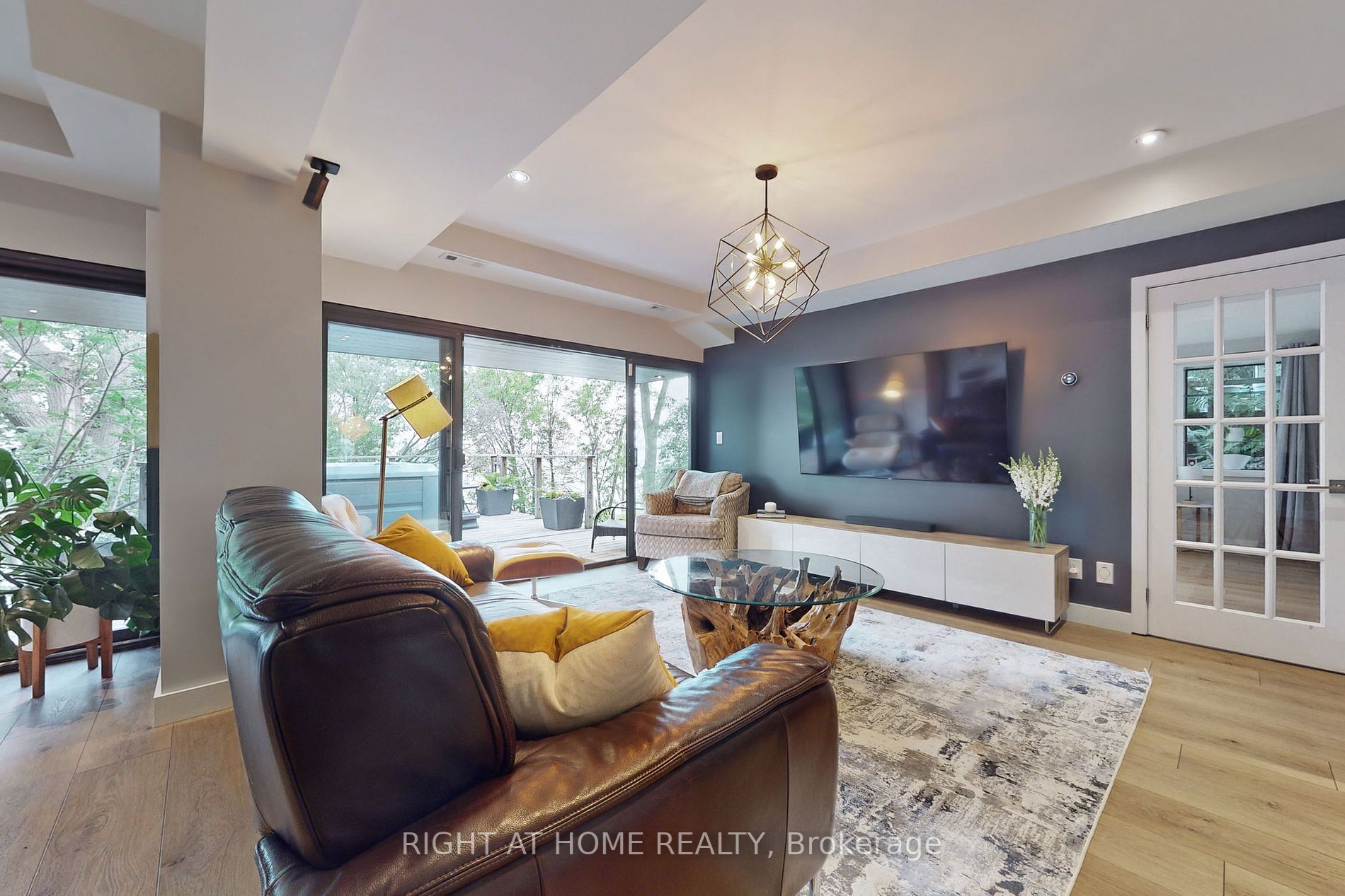 868 Danforth Pl