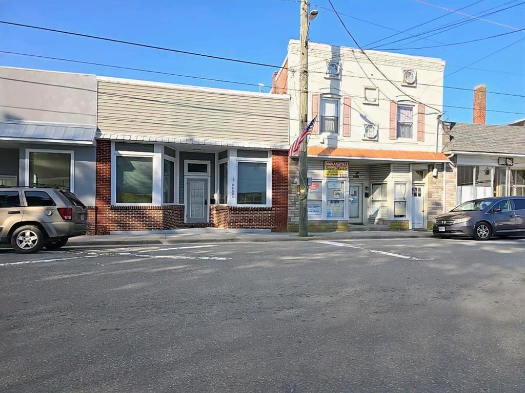 Crossroads was the town's name in the 1880s. Expansion of commerce resulted in a new name, Onley. This building is at the intersection with a traffic light, no doubt with similar attributes as a crossroad. It is a renovated 1796 sqm building with a parking lot suitable for several cars. The reception room is elegant, with new windows, heat, and air. There is also a massive storage room and two offices. It is suitable for any type of business.