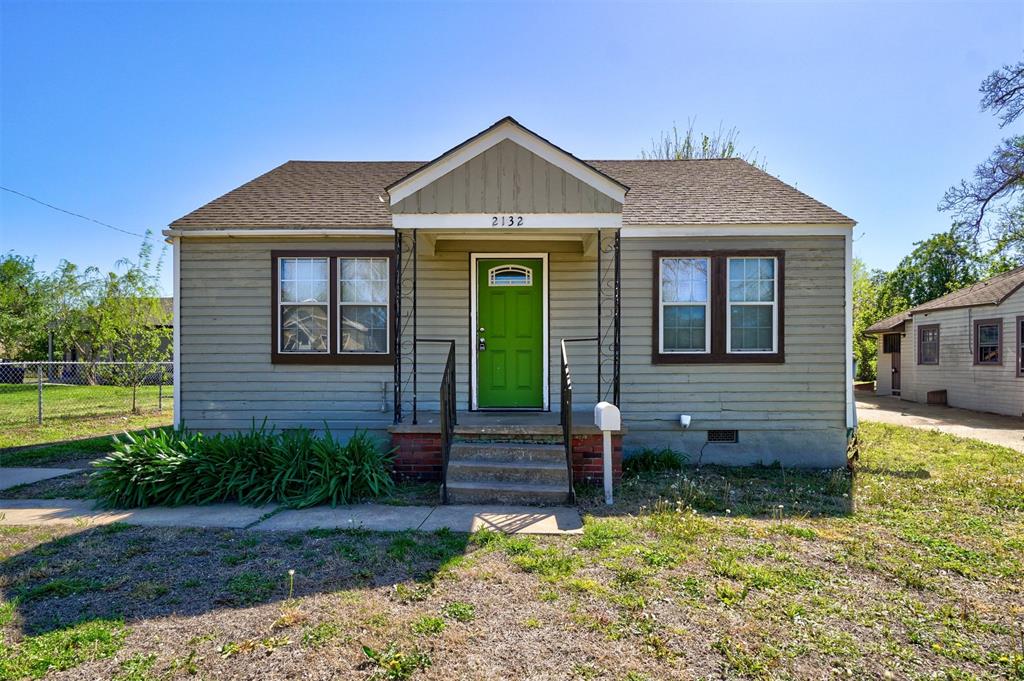 This 2-bedroom, 1-bath property offers excellent potential for first-time homebuyers or investors. Recent improvements include updated electrical, a remodeled kitchen and bathroom, and a newer electric water heater. Currently leased at $895/month through October 2025, the home will be available for immediate occupancy or ready for a new tenant. Priced under $125,000, this is an opportunity you won’t want to miss.