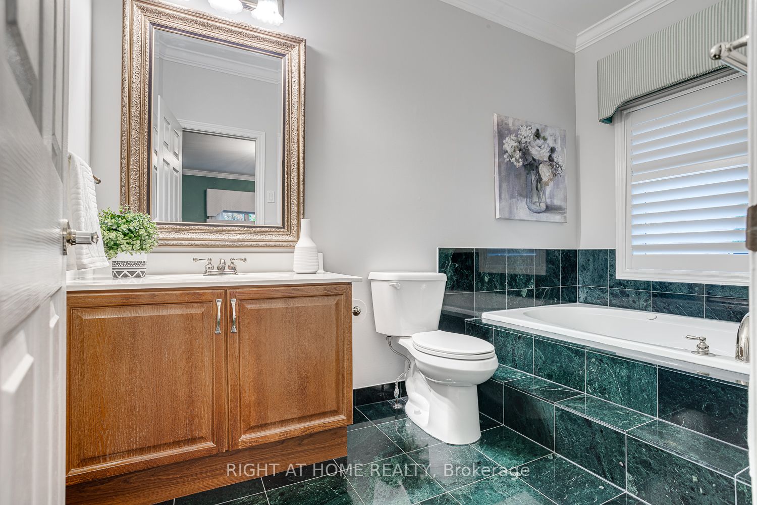 311 Waterbury Cres