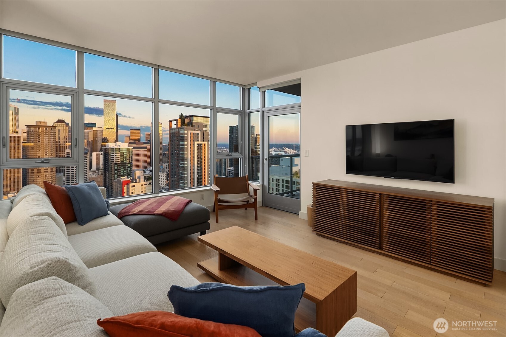 588 Bell Street #3704S, Seattle, WA 98121, listing photograph 8 of the residence