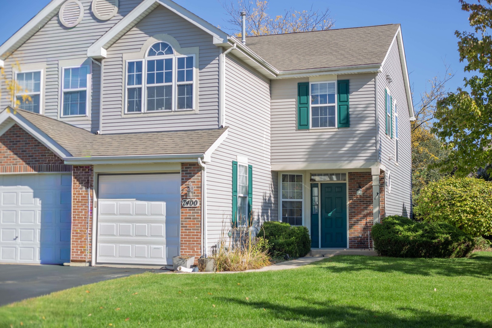 Beautiful 3-bedroom, 2.5-bath townhome with a new hot water tank in a prime Carpentersville location! Enjoy being just minutes from Randall Road's shopping centers, restaurants, and entertainment options-and only 8 minutes from I-90 for an easy commute.Property sold "AS IS." Washer does not work.