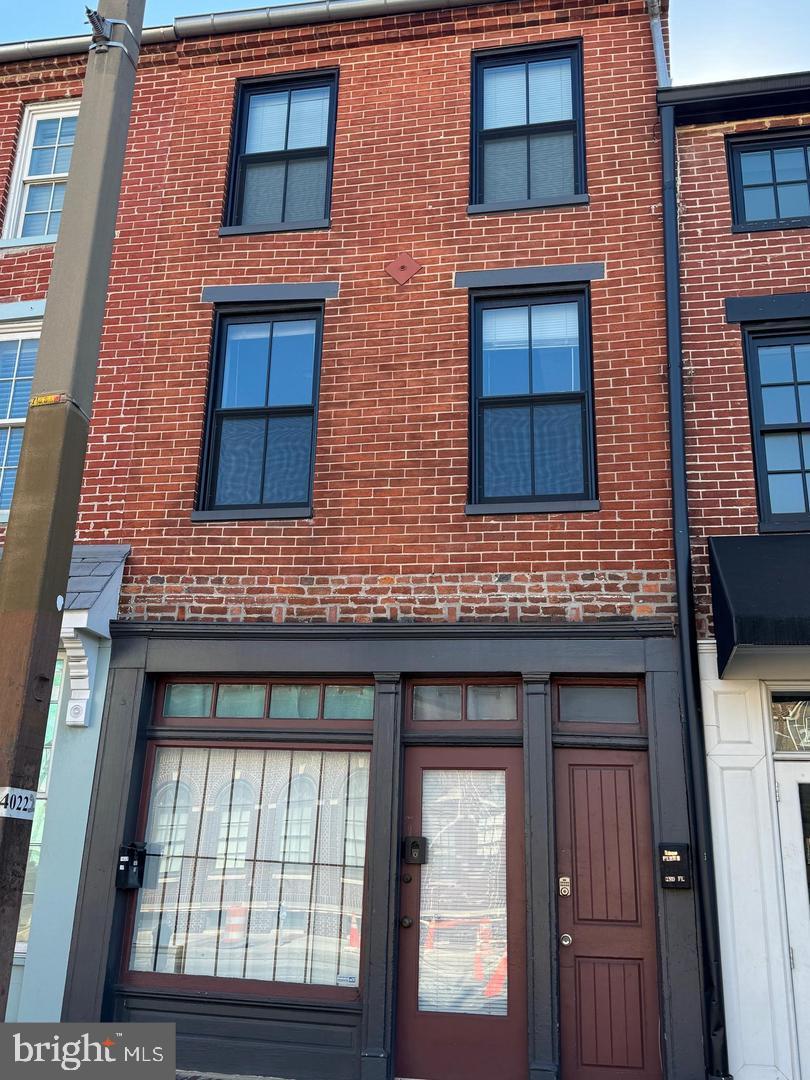 Cute 2 level 1 bedroom 1 full bath apartment in a 2 unit building. Close proximity to shopping dining and Inner Harbor. Entrance is through sallyport and up rear deck steps. Street parking only!