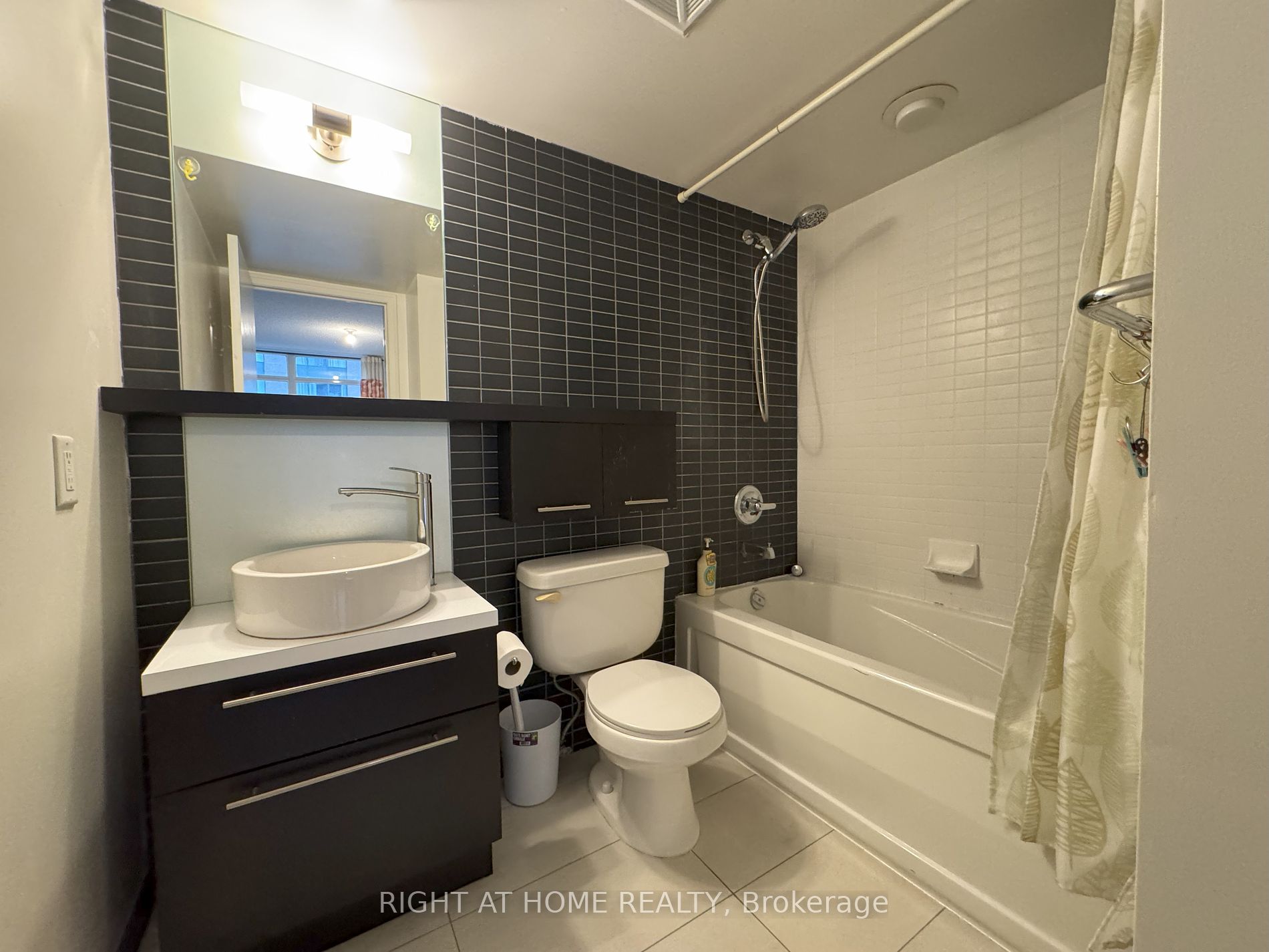 21 Carlton St 1501