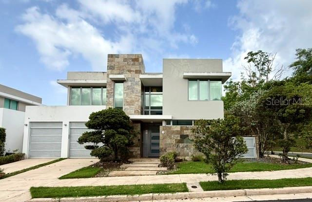 Senderos de Montehiedra | San Juan ??FOR SALEFully furnished corner residence featuring 4 bedrooms and 3.5 bathrooms, located in one of San Juan's most desirable areas.• Spacious, luxury kitchen• Fully furnished• Open-concept layout with excellent flow• Master bedroom with direct access to the pool and a private balcony• Terrace and swimming pool• Two fully paid-off solar systems with a total capacity of 26.8 kW (16.2 kW + 10.6 kW)• 40 kWh battery backup• Backup generator• Water cistern• Two electric vehicle chargersPrime location offering exclusivity and convenience, with easy access to Highway 52 and Montehiedra Mall.