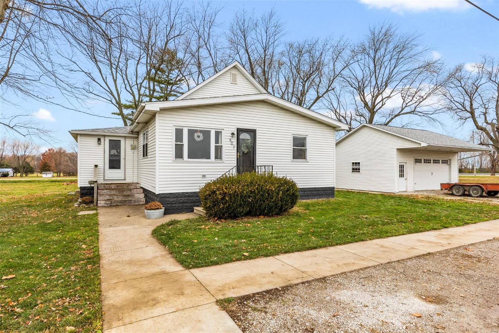 124,900 907 Walnut Street Hillsboro IL 62049 Montgomery County Realty