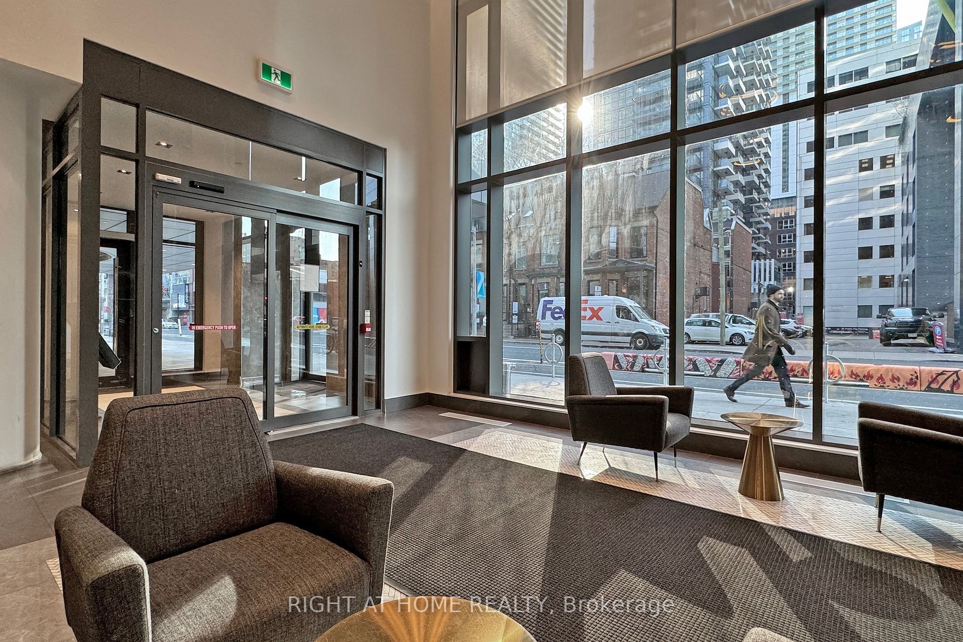 330 W Richmond St 209