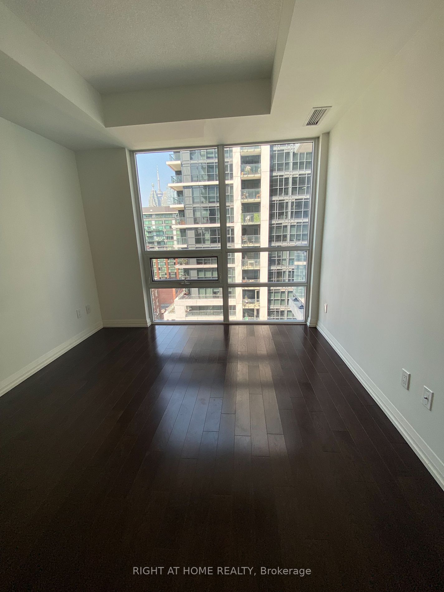 460 E Adelaide St 1216