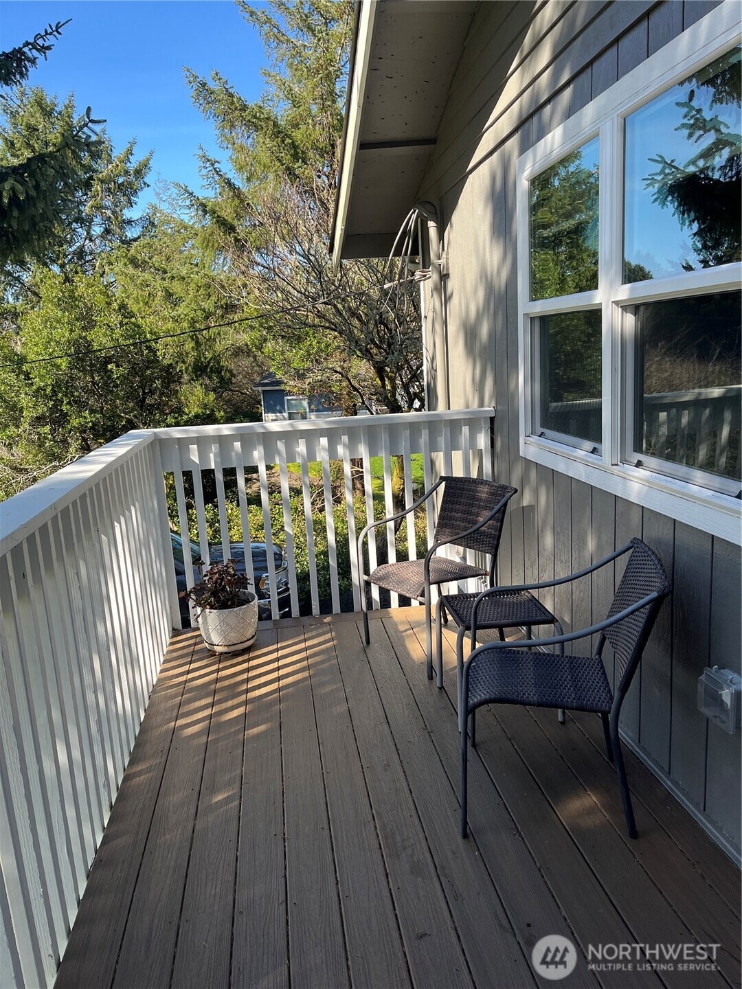 102 N Narwhal Loop NW