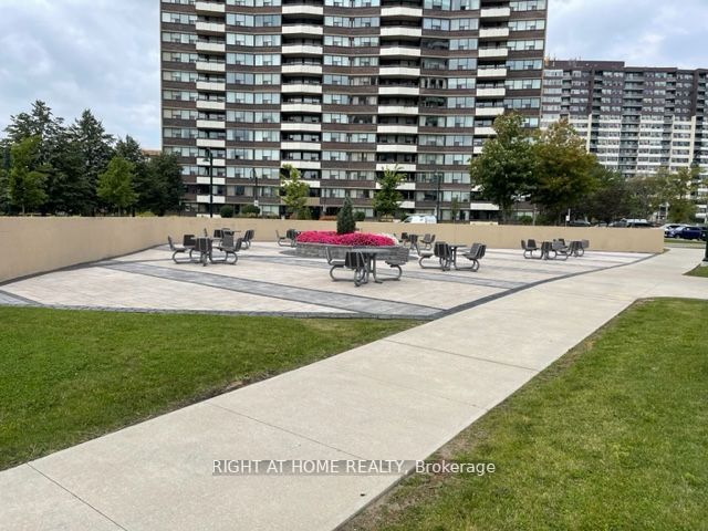 45 E Huntingdale Blvd 805