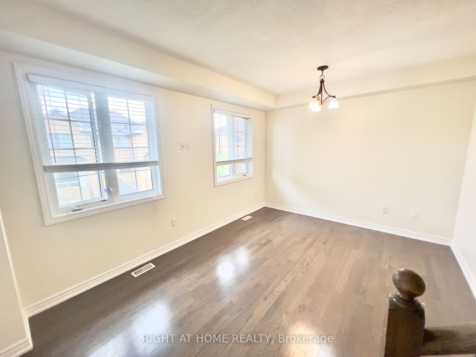 1352 E Granrock Cres