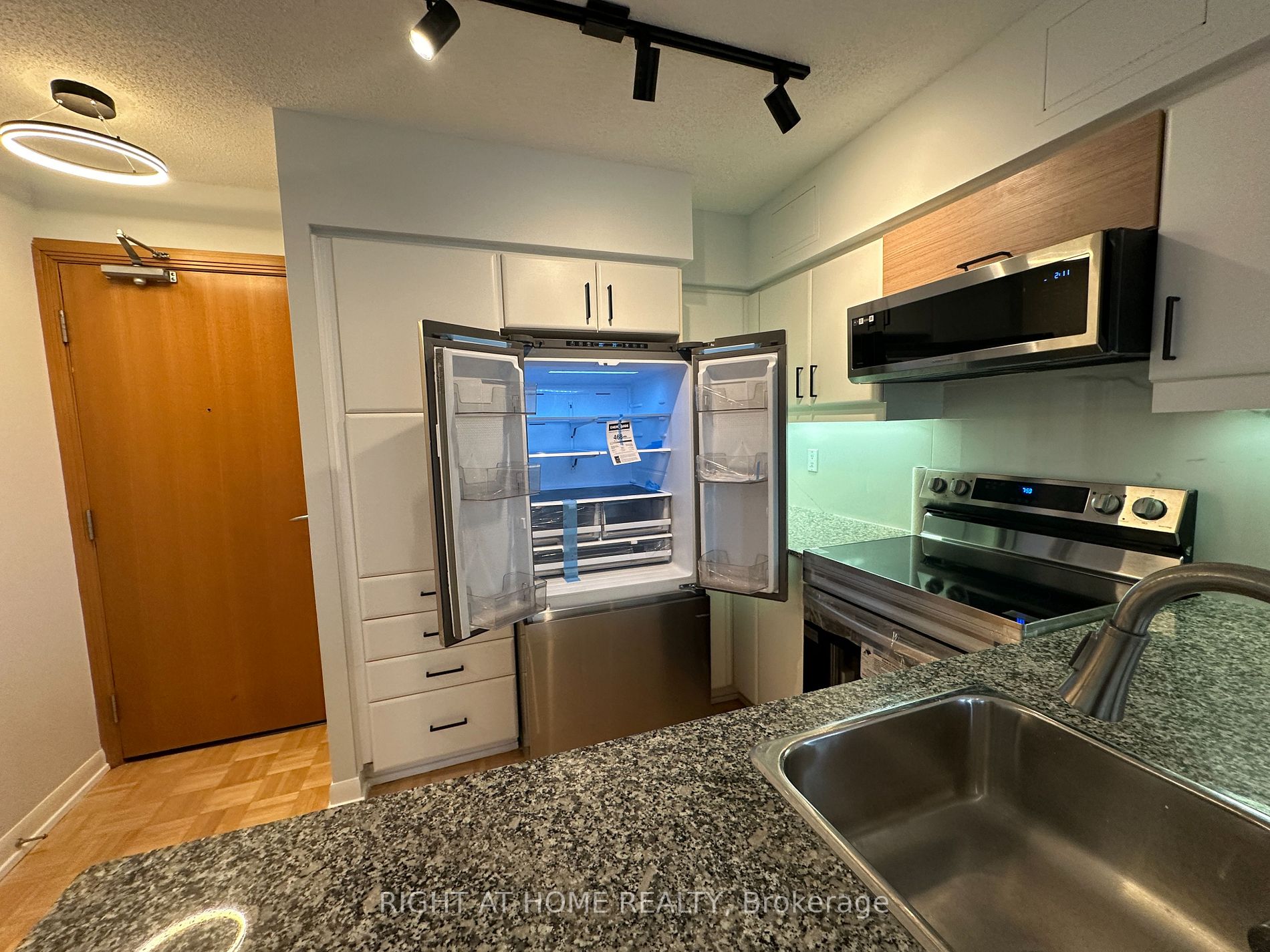 33 E Sheppard Ave 1205