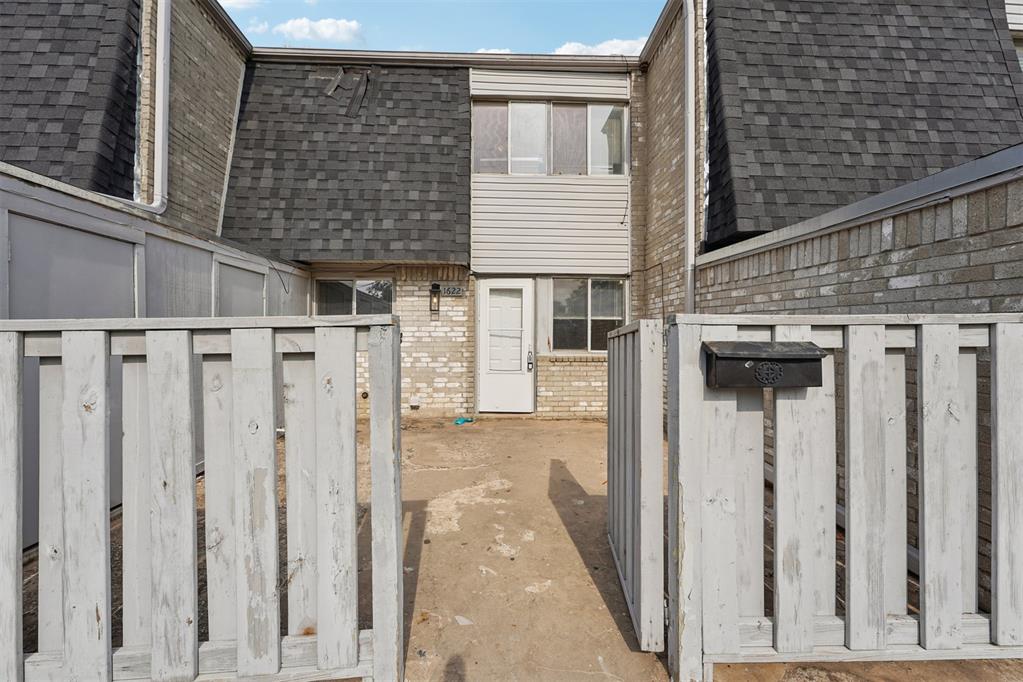 Check out this 3 bedroom, 2.1 bath townhouse right in the heart of Norman! Just minutes from OU, this spot is perfect if you want to be close to campus, shopping, and tons of great places to eat.

You’ll love having your own private parking (no fighting over spots!) plus access to the community pool—ideal for cooling off on hot summer days. Inside, with right at 1200 square feet you’ve got plenty of space to spread out, whether you’re hanging with friends or just enjoying a quiet night in.

It’s the best mix of convenience and comfort, ready for you to make it your own!